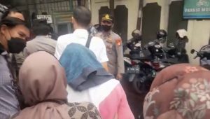 AG tiba di PN Jaksel dengan kepala tertutupi sweater. | Ist