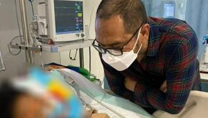 Ayah D, Jonathan Latumahina, saat mendampingi putranya yang menjadi korban penganiayaan Mario Dandy di RS Mayapada, Kuningan, Jakarta Selatan, Rabu, 1/3/2023. |Tangkapan layar Twitter Jonathan Latumahina @seeksixsuck