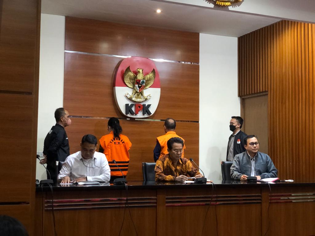 Bupati Kapuas dan Istri Kenakan Rompi Tahanan KPK
