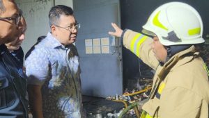 Kepala Badan Pangan Nasional (Bapanas) Arief Prasetyo Adi saat meninjau lokasi kebakaran di Pasar Induk Beras Cipinang (PIBC), Jakarta Timur
