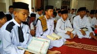 Santri Ponpes Riyadhus Sholihin Bandar Lampung sedang mengaji Alquran untuk mengisi Bulan Ramadan. | Forum Keadilan