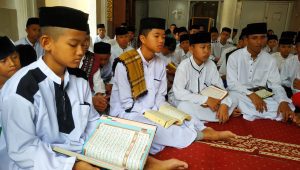Santri Ponpes Riyadhus Sholihin Bandar Lampung sedang mengaji Alquran untuk mengisi Bulan Ramadan. | Forum Keadilan