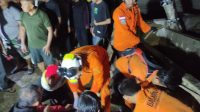 Proses evakuasi pria lansia yang tercebur sumur karena kesetrum pompa mesin air oleh Tim SAR. | Basarnas Lampung