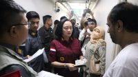 Kepala Imigrasi Jaksel Felucia Sengky Ratna bersama tim pengawasan orang asing mendatangi apartemen di Jakarta, Selasa, 28/2/2023. | ist