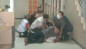 Tangkapan layar rekaman video saat penangkapan pelaku perampokan di Bank Artha Kedaton Bandar Lampung. | ist