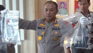 Kapolresta Bandar Lampung Kombes Ino Harianto menunjukkan barang bukti berupa dua pucuk senjata api yang digunakan pelaku perampokan Bank Arta Kedaton. | Forum Keadilan