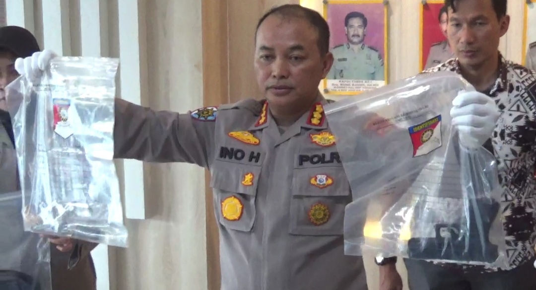 Kapolresta Bandar Lampung Kombes Ino Harianto menunjukkan barang bukti berupa dua pucuk senjata api yang digunakan pelaku perampokan Bank Arta Kedaton. | Forum Keadilan