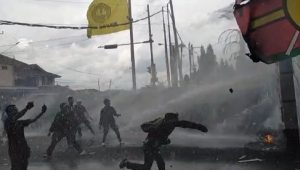 Pengunjuk rasa tolak UU Cipta Kerja di Lampung disemprot water cannon. | ist