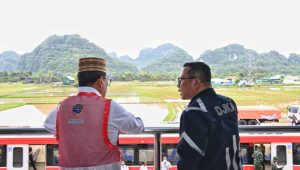 Menhub Budi Karya Sumadi mengecek proyek KA Makassar-Parepare lintas Maros-Garongkong yang bakal diresmikan Presiden Jokowi pada Rabu, 29/3/2023. | Dok Kemenhub