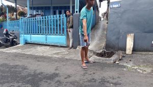 Parcok (45), sepupu Sadiyem, korban pembacokan sedang menunjukkan bercak darah di tempat kejadian. | Ist