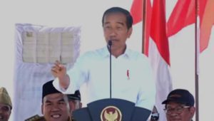 Presiden Joko Widodo memberikan sambutan usai menyerahkan Surat Keputusan (SK) Hutan Sosial dan SK Tanah Objek Reforma Agraria (TORA) untuk warga di Blora, Jawa Tengah, Presiden, Jumat, 10/3/2023. | Tangkapan layar YouTube Sekretariat Presiden