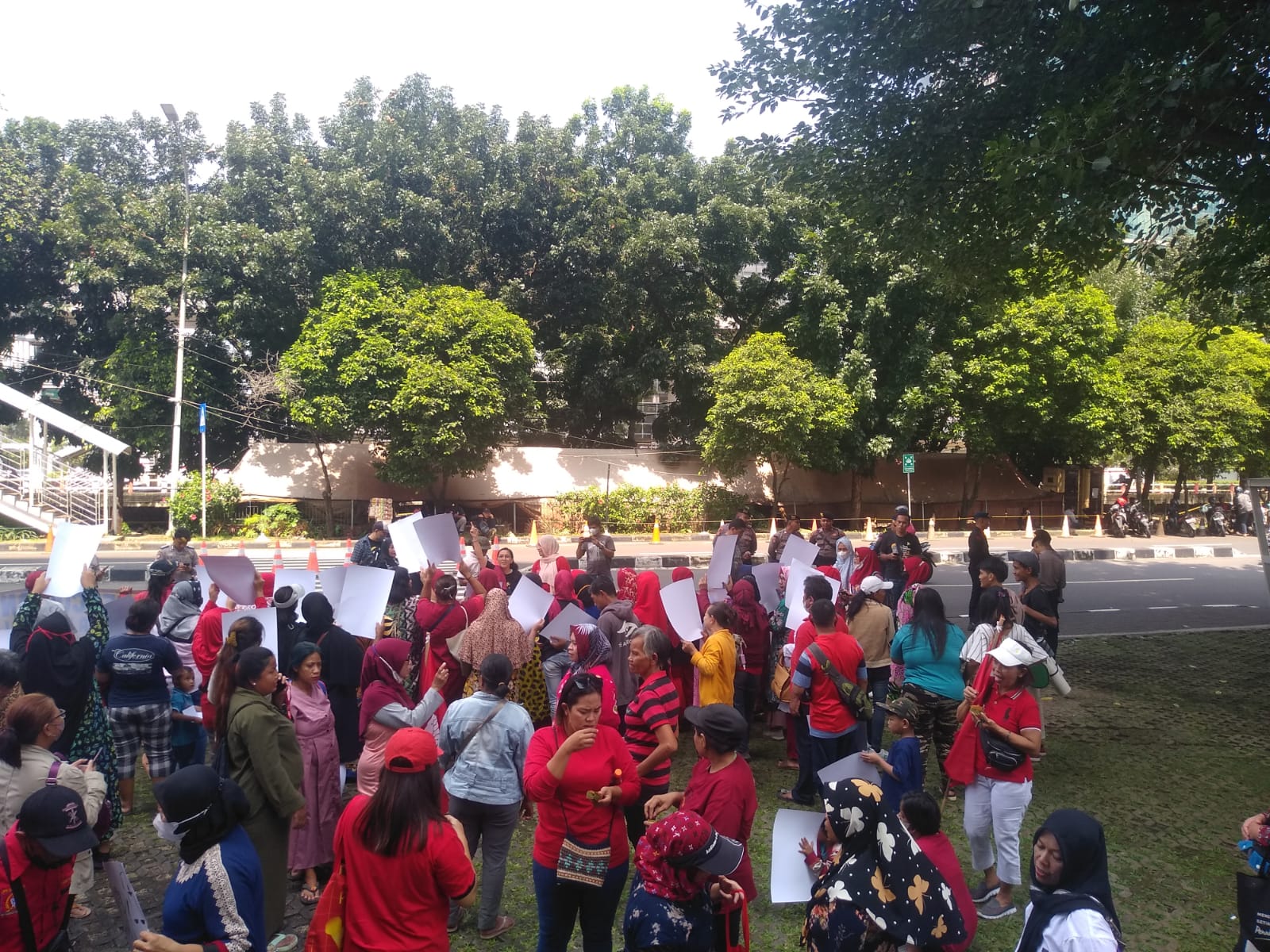 Puluhan Emak-emak Geruduk KPK, Desak Usut Mafia Pencucian Uang di Kemenkeu