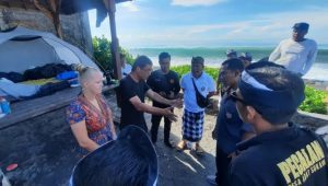 Dua WNA asal Polandia berkemah di pantai saat Nyepi