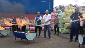 Sebanyak 7.363 bal pakaian dan barang-barang fesyen bekas impor ilegal dimusnahkan