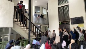 Suasana di luar ruangan pelaksanaan musyawarah diversi perkara AG. | Ist