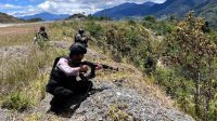 Aparat gabungan TNI-Polri melakukan penjagaan di area Bandara Bilorai Sugapa, Kabupaten Intan Jaya, Papua Tengah akibat aksi teror KKB.