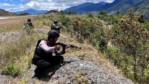 Aparat gabungan TNI-Polri melakukan penjagaan di area Bandara Bilorai Sugapa, Kabupaten Intan Jaya, Papua Tengah akibat aksi teror KKB.