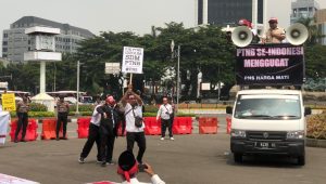 Aksi Teatrikal Warnai Demo Ratusan Dosen Kampus Negeri di Monas, Senin, 20/3/2023.
