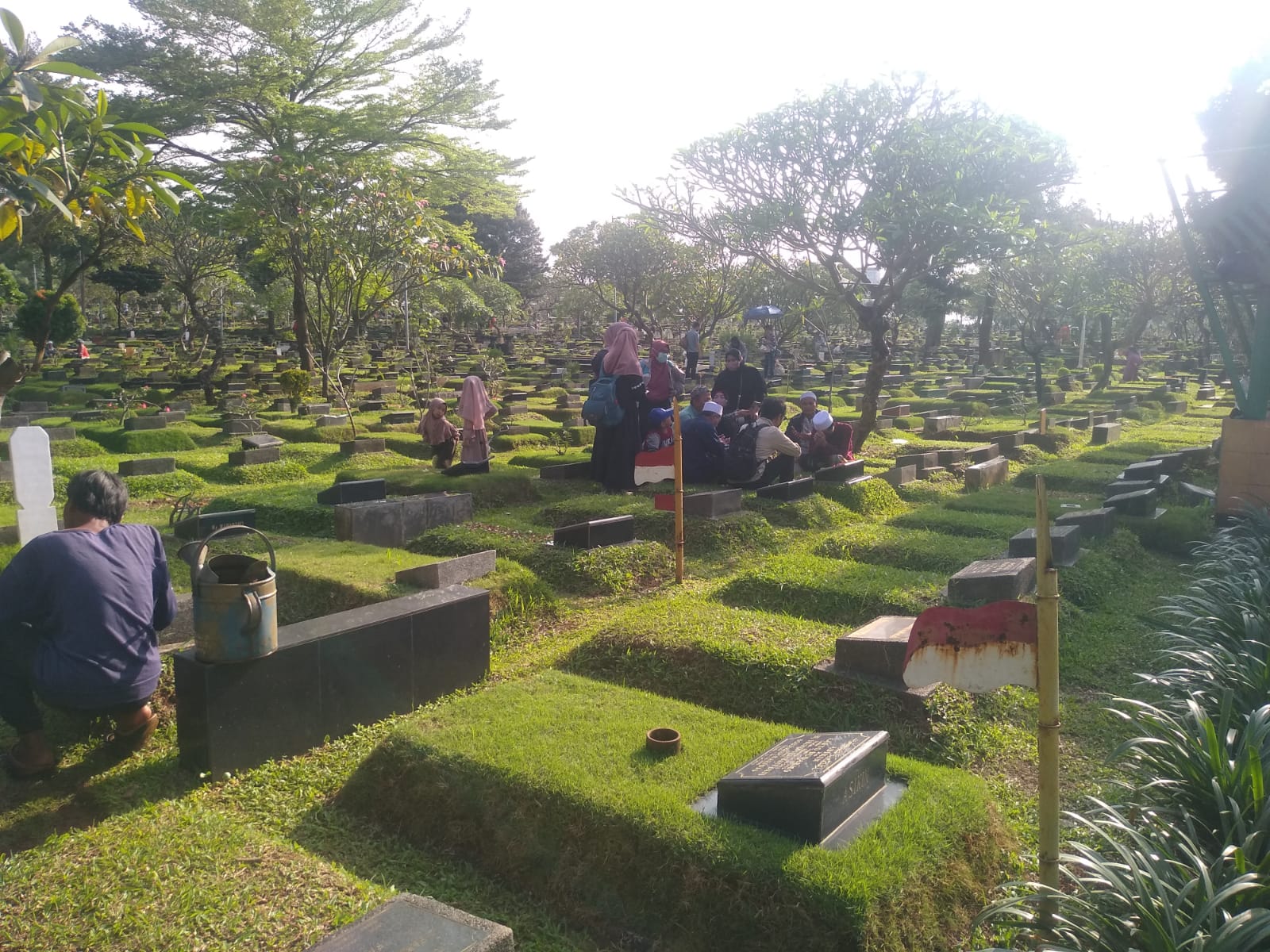 Jelang Ramadan, TPU Karet Bivak Ramai Didatangi Peziarah