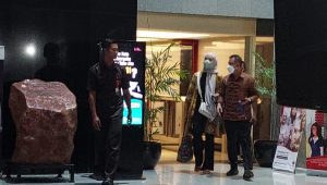 Sudarman Harjasaputra dan istri keluar dari gedung KPK