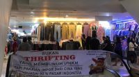 Spanduk yang dibentangkan pedagang baju bekas impor di Pasar Senen