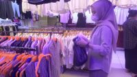 Potret jual beli baju bekas impor di Pasar Senen