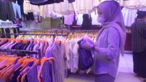Potret jual beli baju bekas impor di Pasar Senen