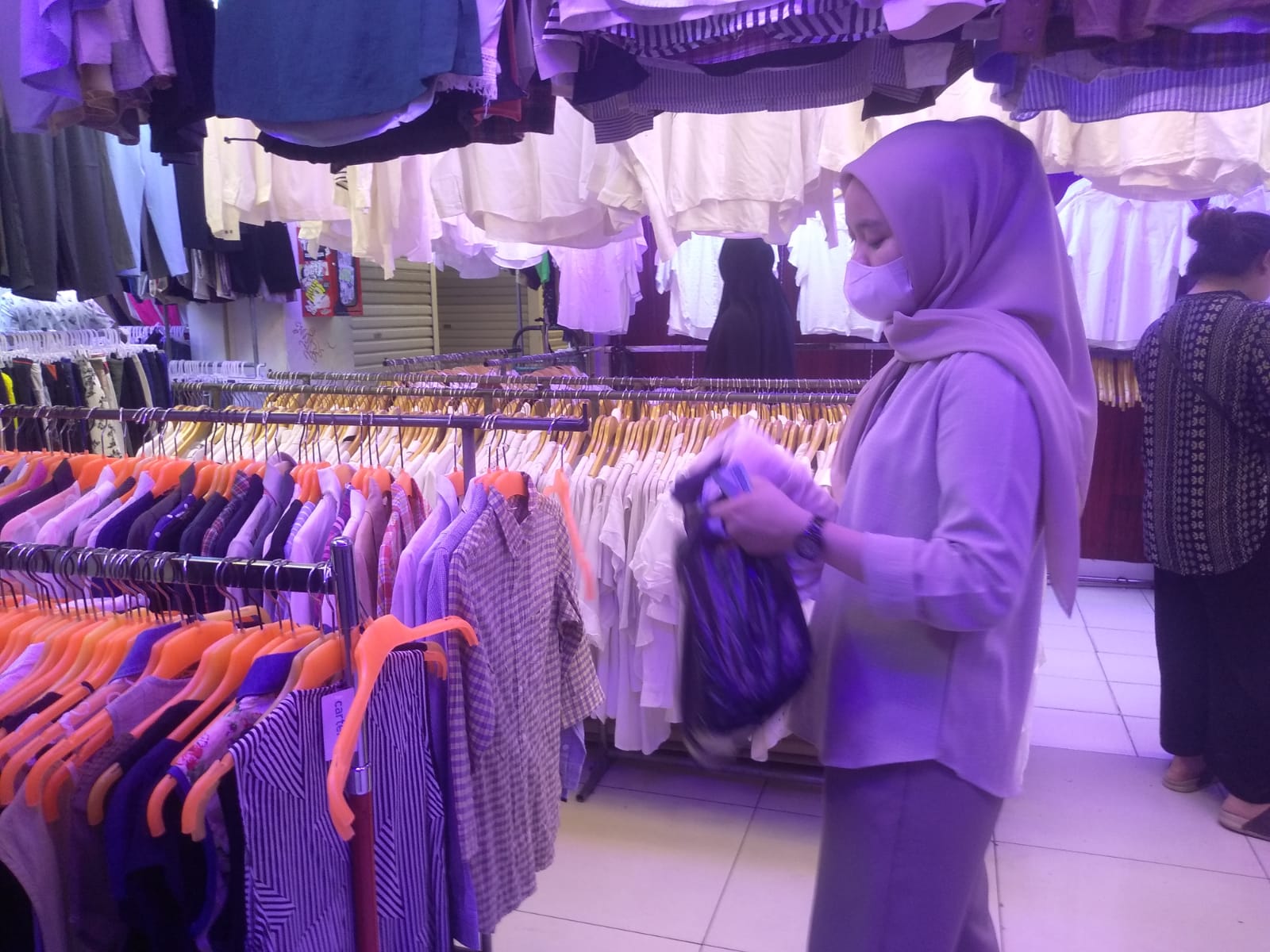 Potret jual beli baju bekas impor di Pasar Senen