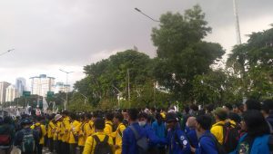 Ratusan mahasiswa geruduk DPR terkait pengesahan UU Cipta Kerja