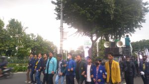 Ratusan mahasiswa geruduk DPR terkait pengesahan UU Cipta Kerja