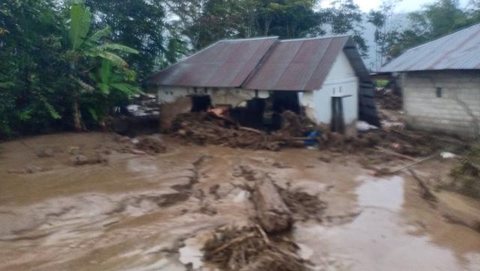 Rumah rusak akibat banjir bandang di Kabupaten Solok, Sumatera Barat. | Ist