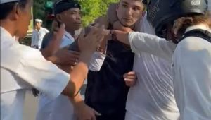 Seorang bule hampir adu jotos dengan pecalang karena dilarang lewat. | Tangkapan layar media sosial