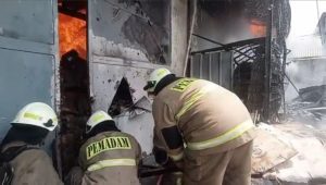 Petugas berupaya memadamkan api di Gudang sembako di kawasan Cipinang, Jakarta Timur (Jaktim). | Dok. IG @humasjakfire