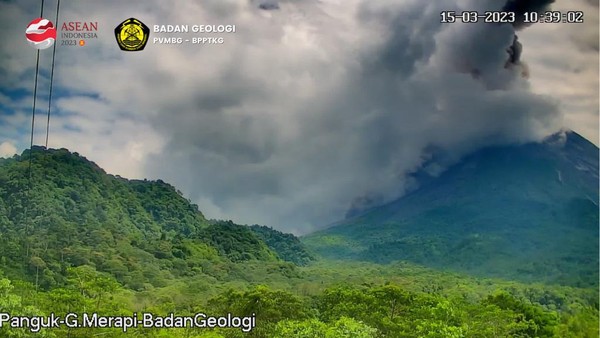 Gunung Merapi Erupsi Lagi, Jarak Luncur Awan Panas 1,3 Kilometer
