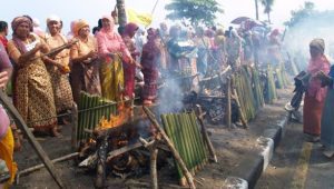 Tradisi Malamang menjelang Ramadan