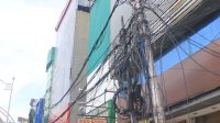 Kabel Semrawut Menjuntai di Sepanjang Jalan Pecenongan Jakpus