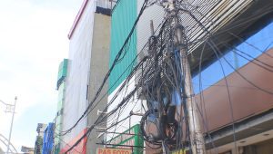 Kabel Semrawut Menjuntai di Sepanjang Jalan Pecenongan Jakpus