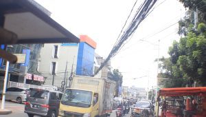 Kabel Semrawut Menjuntai di Sepanjang Jalan Pecenongan Jakpus | Forum Keadilan