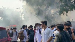 Sejumlah bangunan di samping SMAN 112 Jakarta, Meruya, Kembangan, Jakarta Barat di terbakar, Selasa, 7/3/2023.| Tangkapan layar Instagram @tiarbaba