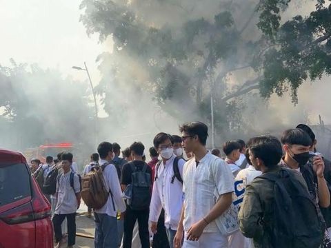 Kebakaran Hebat di Meruya Samping SMAN 112 Jakarta