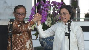 Menkeu Sri Mulyani dan Menko Polhukam Mahfud MD bekerja sama soal transaksi janggal Rp300 triliun