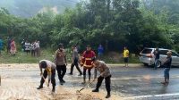 Petugas membersihkan material longsor di Jalan Lintas Riau-Sumbar. | ist