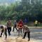 Petugas membersihkan material longsor di Jalan Lintas Riau-Sumbar. | ist