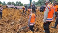 Petugas gabungan mencari korban longsor di Natuna. | Dok Basarnas