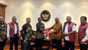 Ketua Umum Serikat Pekerja Informal dan Pekerja Profesional Indonesia (IMMPI) William Yani Wea bersama Koordinator Tim Pembela Demokrasi Indonesia (TPDI) Petrus Selestinus bertemu Mahfud MD. | Ist