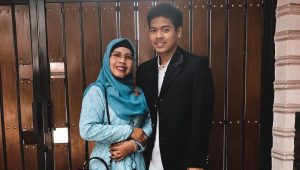 Syabda Perkasa Belawa dan Ibunya.