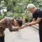 Gibran Rakabuming menyalami Ganjar Pranowo. | Antara