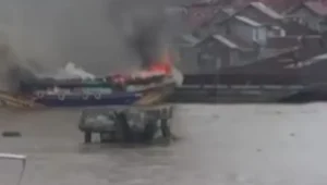 Tangkapan layar video amatir saat Kapal Jukung MS Pelita Berkah terbakar di perairan Sungai Musi, Palembang, Sumatera Selatan, Kamis, 13/4/2023. | Antara