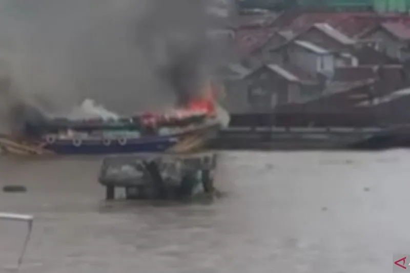 Kapal Jukung Pengangkut 40 Ton Beras Terbakar di Sungai Musi