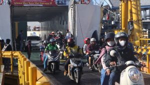 Ilustrasi sepeda motor di Pelabuhan Ketapang